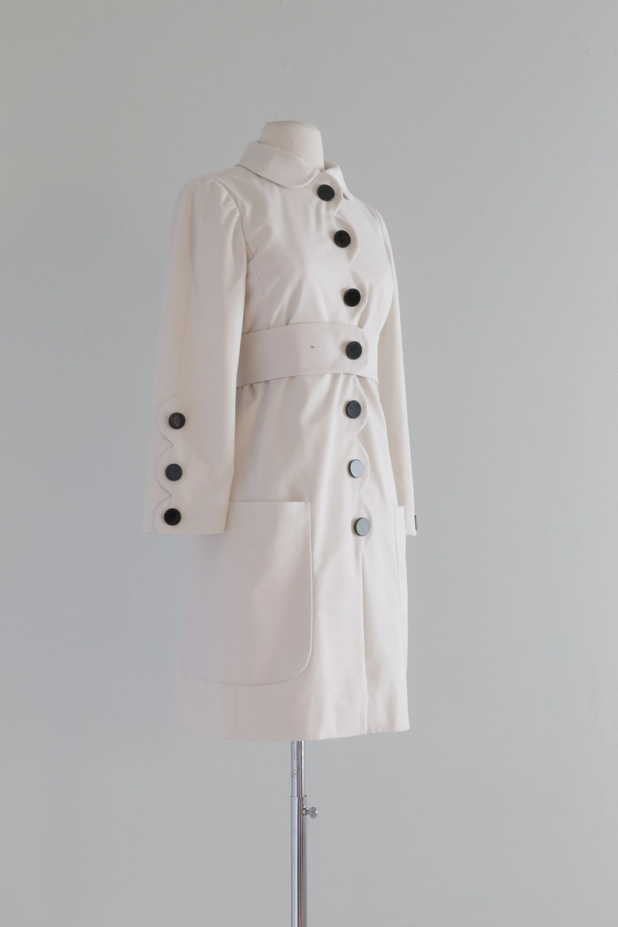 1960's White Mod Coat With Scalloped Edges From Bonwit Teller / Small