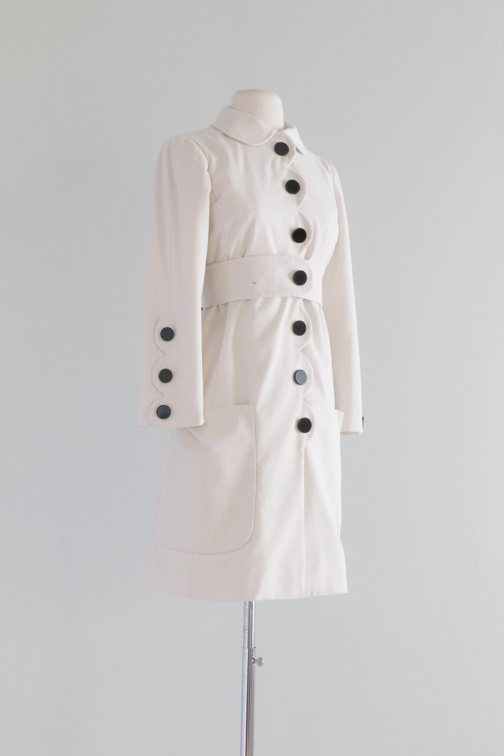 1960's White Mod Coat With Scalloped Edges From Bonwit Teller / Small