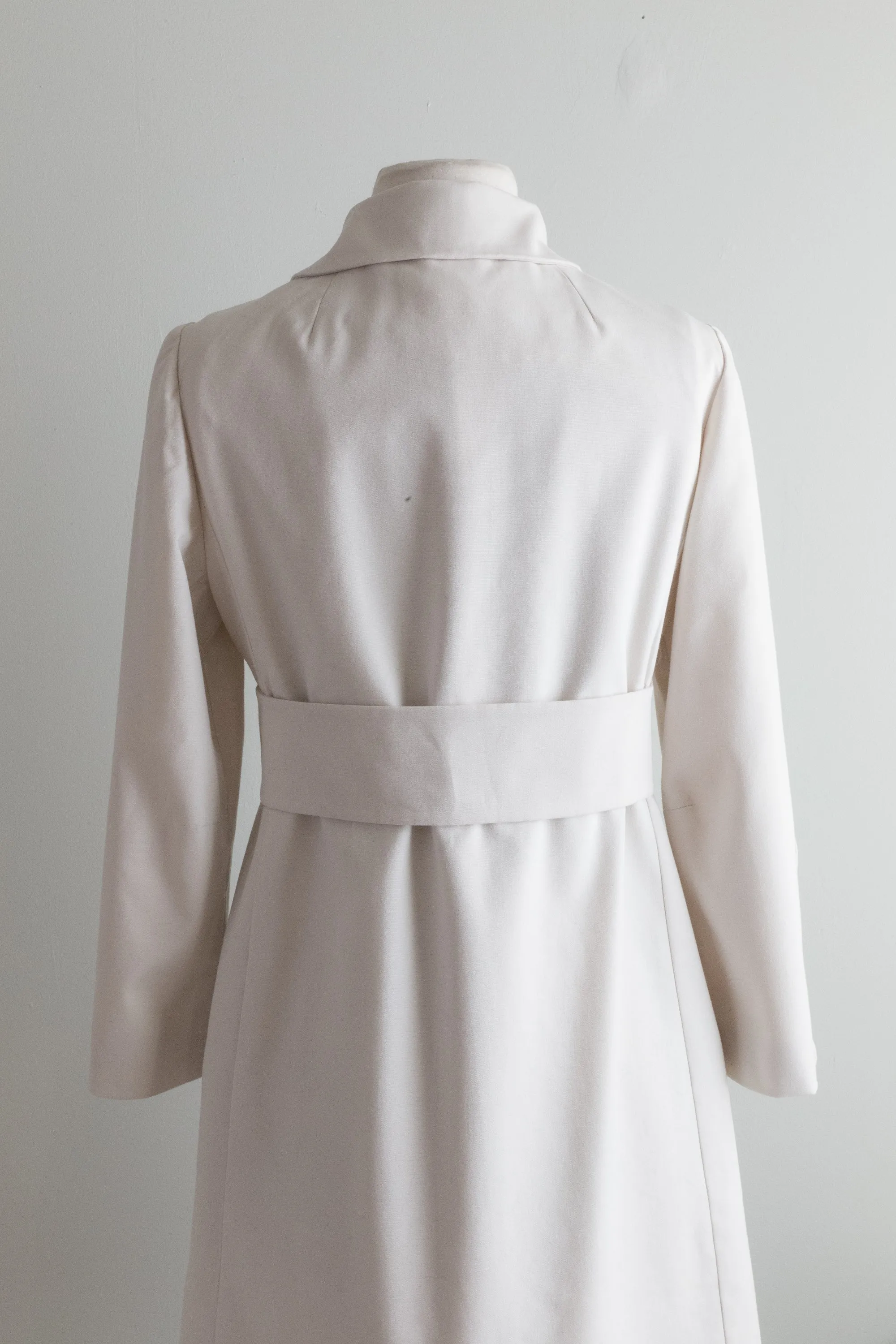 1960's White Mod Coat With Scalloped Edges From Bonwit Teller / Small