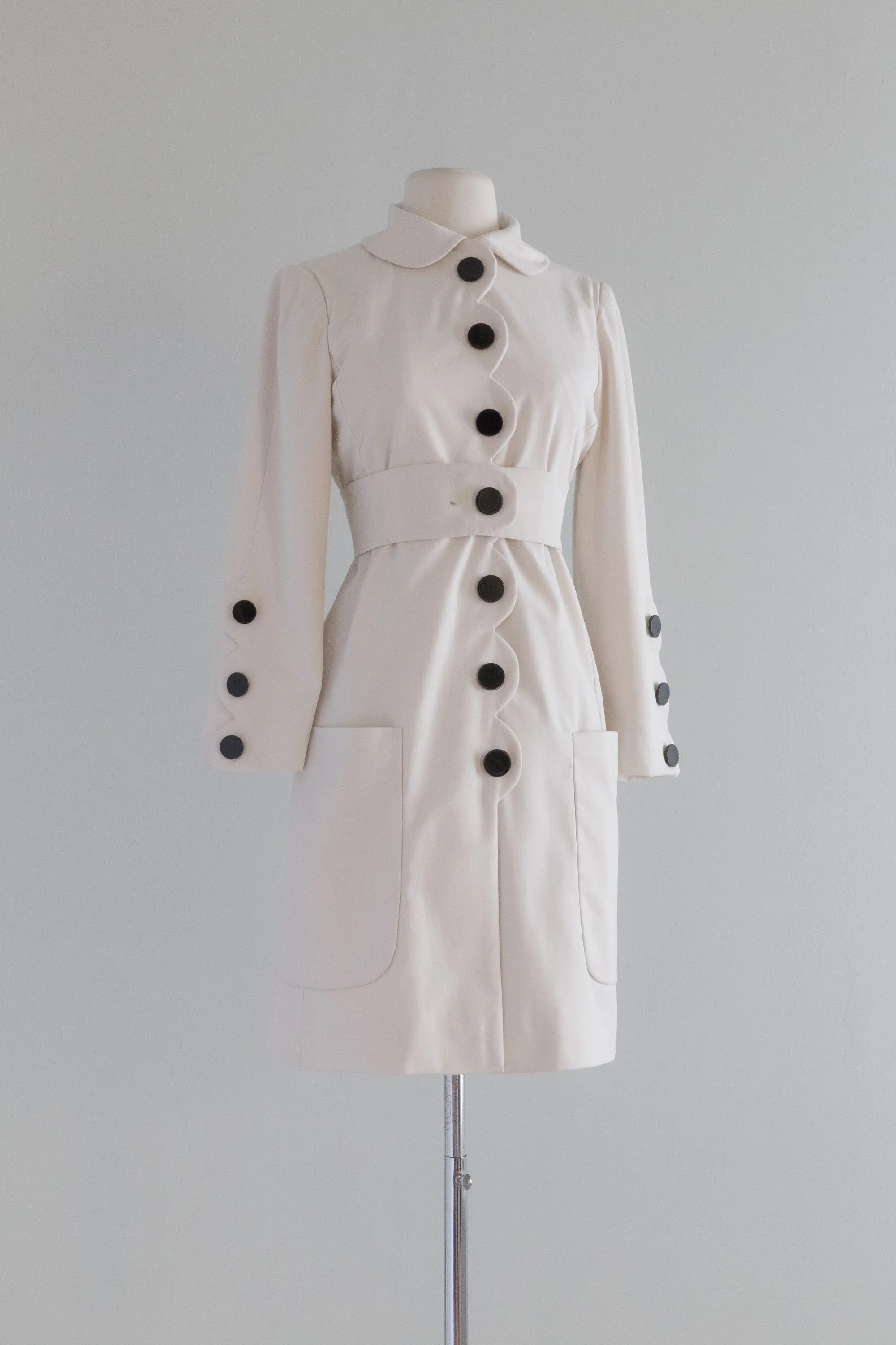 1960's White Mod Coat With Scalloped Edges From Bonwit Teller / Small