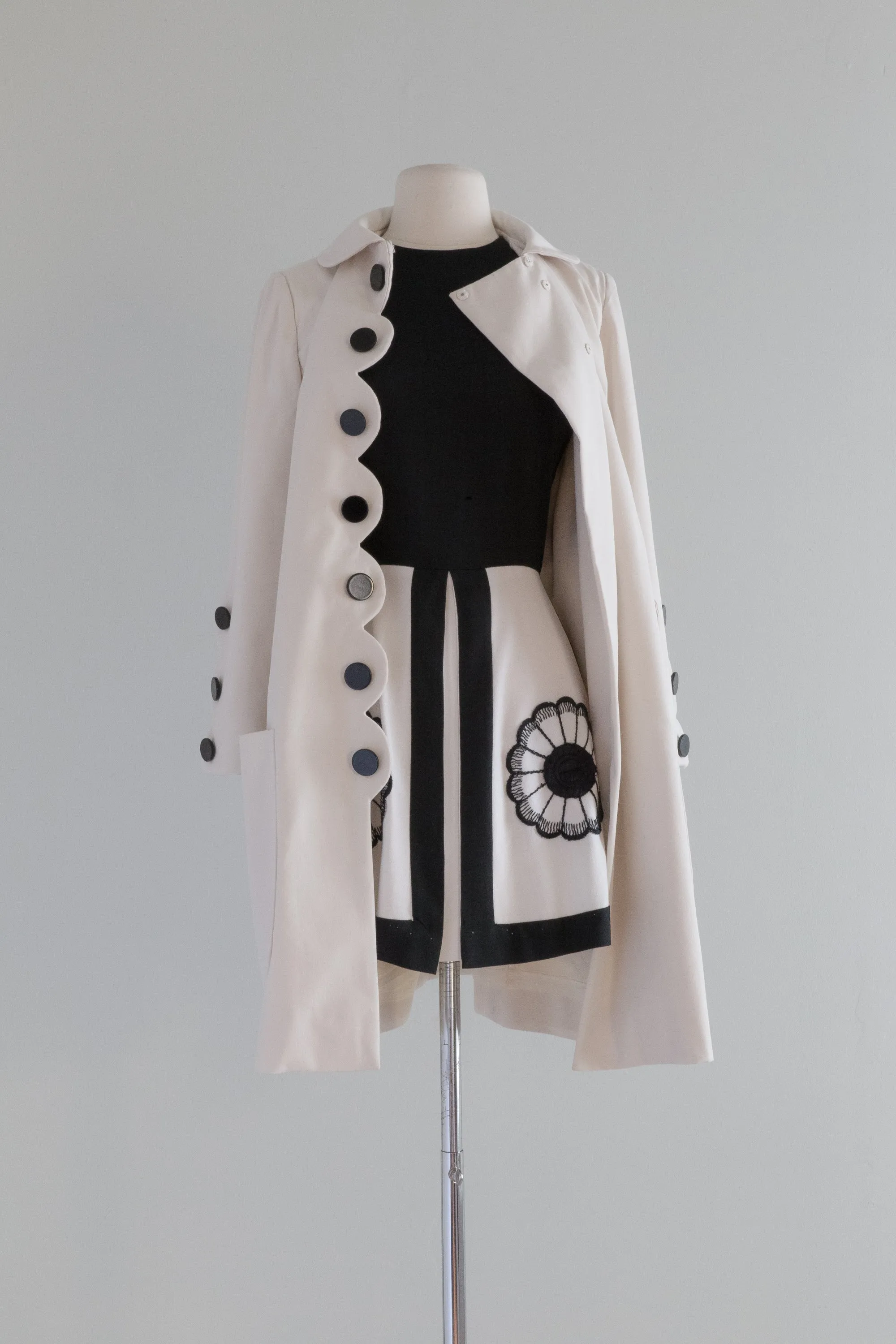 1960's White Mod Coat With Scalloped Edges From Bonwit Teller / Small