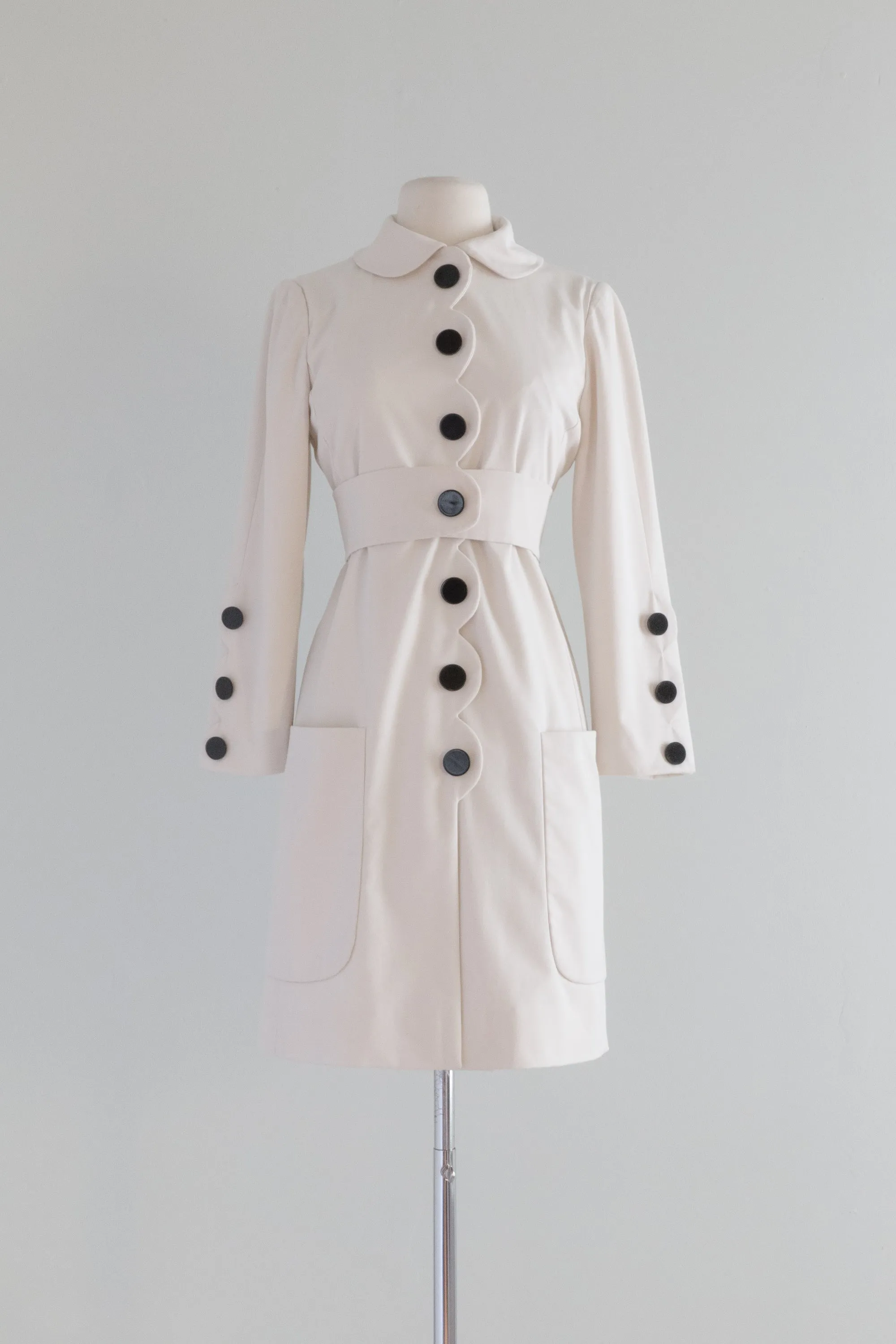 1960's White Mod Coat With Scalloped Edges From Bonwit Teller / Small