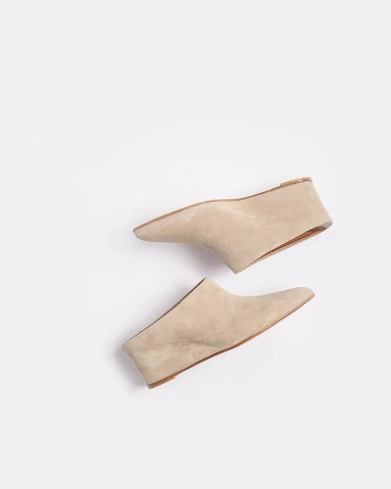 Irma Wedge in Beige